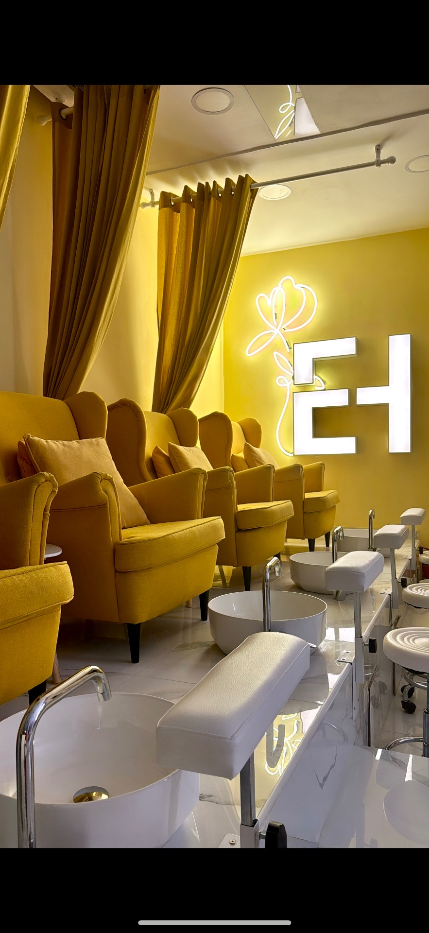Καρέκλες πεντικιούρ στο atelier Esthetica Hall