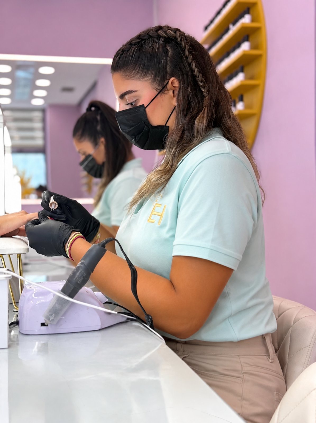 Nail artist του Esthetica Hall σε ώρα εργασίας